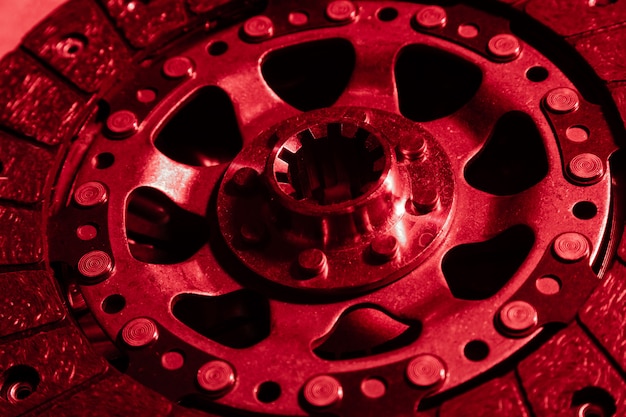 Primer plano del rotor del freno de disco, recubrimiento de color rojo