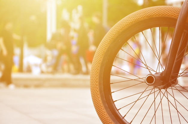 Foto primer plano de una rueda de bicicleta en la calle durante un día soleado