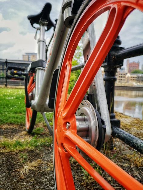 Foto primer plano de la rueda de la bicicleta en el campo