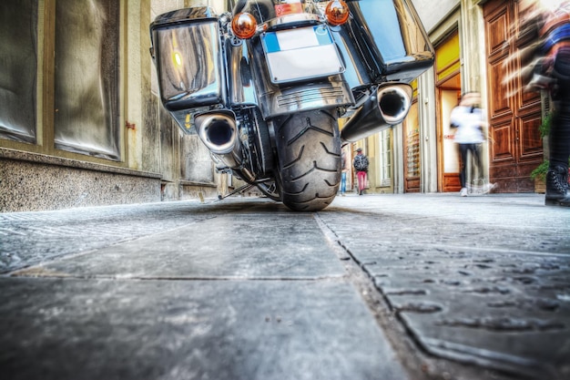 Primer plano de una rueda de motocicleta clásica vista desde el suelo en hdr