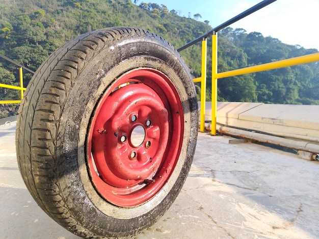 Primer plano de una rueda roja