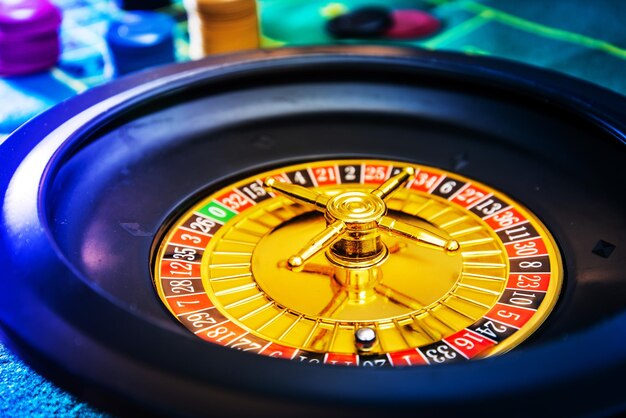 Foto primer plano de la rueda de la ruleta en el casino