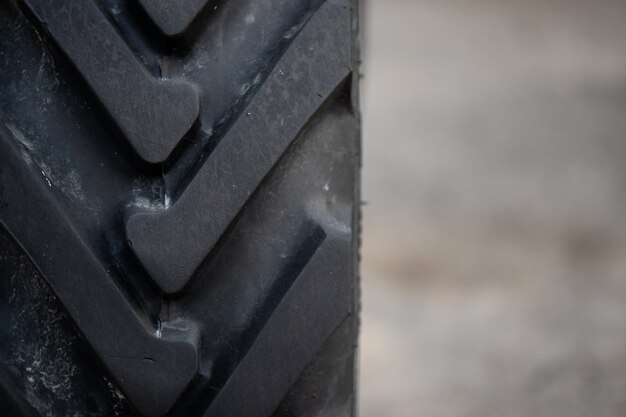 Primer plano de una rueda de un tractor Bielorrusia