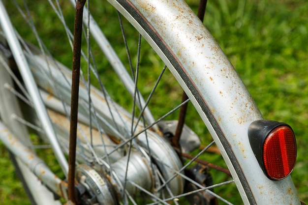 Primer plano de una rueda trasera de una bicicleta vintage en mal estado oxidado