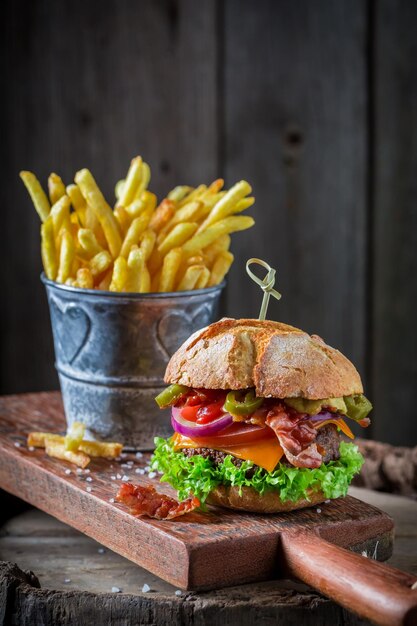 Primer plano de una sabrosa hamburguesa hecha de lechuga, ternera y queso