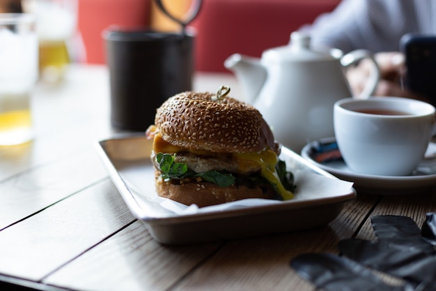 Primer plano de una sabrosa hamburguesa en la mesa de madera