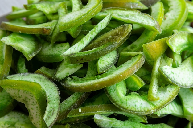 Primer plano de sabrosas frutas secas verdes para el postre