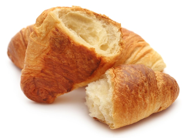 Primer plano de un sabroso croissant sobre fondo blanco.