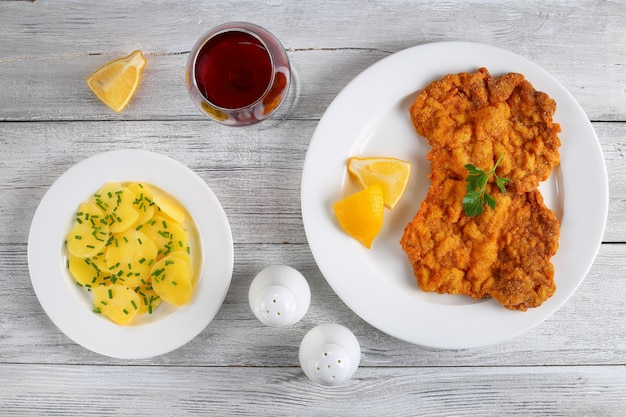 Primer plano de sabroso schnitzel caliente