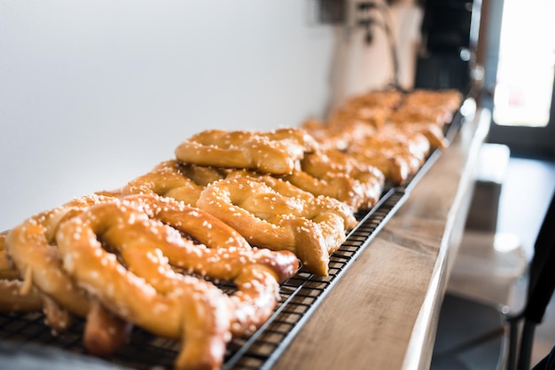 Primer plano sabrosos pretzels recién horneados