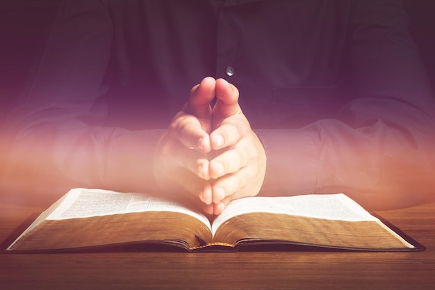 primer plano, en, un, sacerdote, con, manos, en, un, biblia