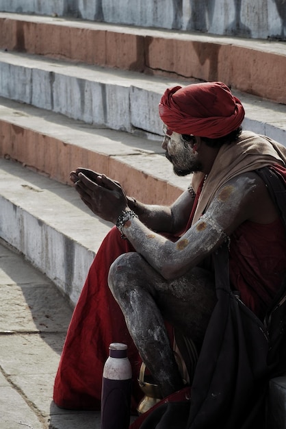Un primer plano de Sadhu sentado en la escalera