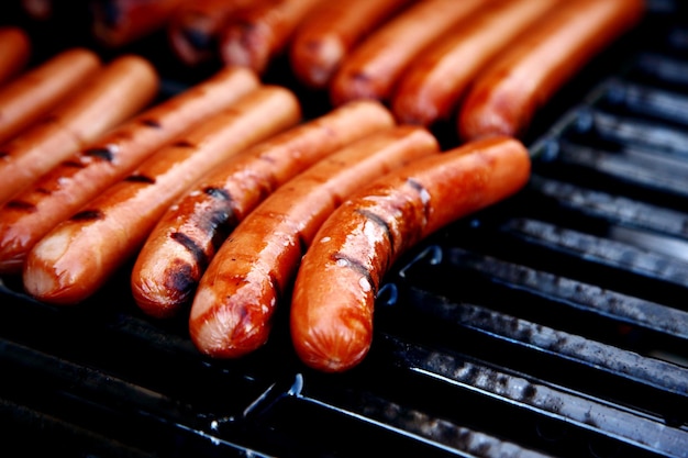 Primer plano de salchichas en la parrilla de barbacoa