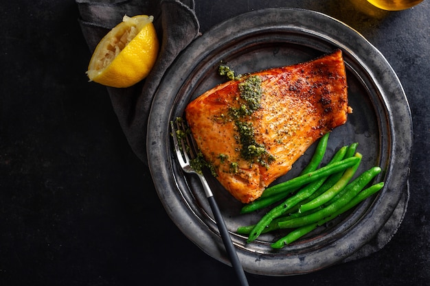 Primer plano de salmón al horno con judías verdes