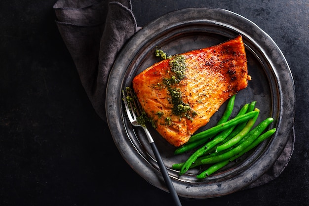 Primer plano de salmón al horno con judías verdes