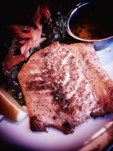 Foto primer plano de salmón a la parrilla servido en un plato