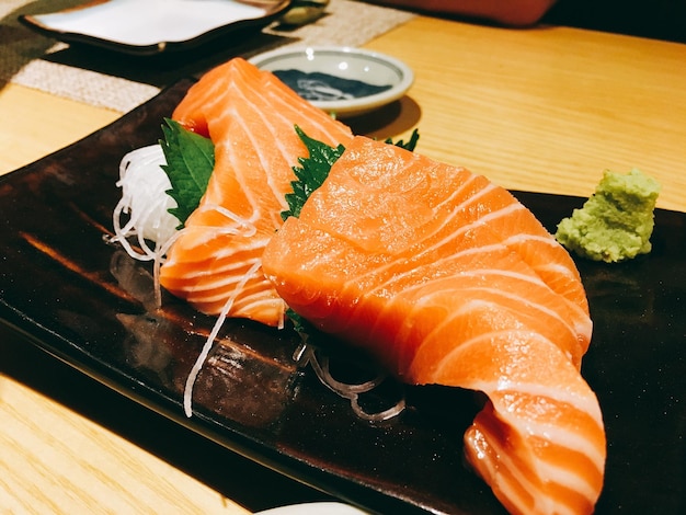Primer plano del salmón en el plato
