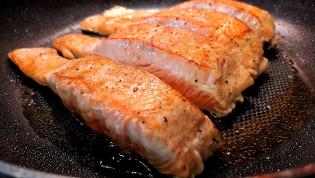 Primer plano de salmón en la sartén