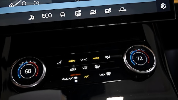 Primer plano de un salpicadero en un control de aire acondicionado de coche moderno