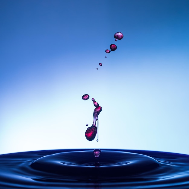 Primer plano de salpicaduras de agua contra un fondo azul
