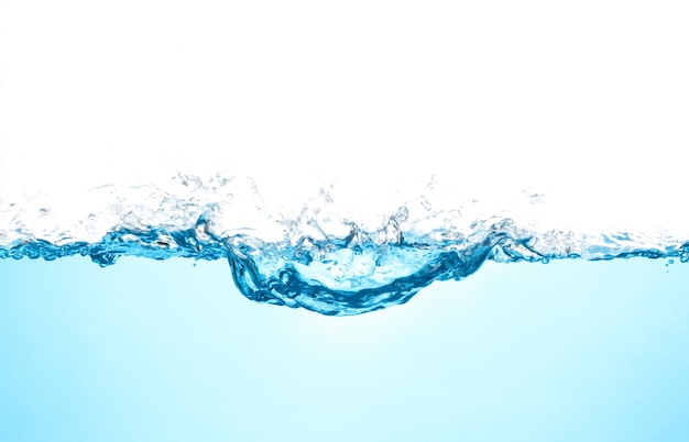 Primer plano de salpicaduras de agua contra un fondo azul