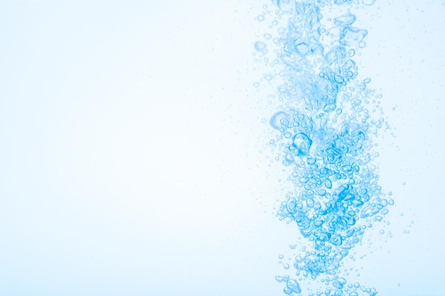 Primer plano de salpicaduras de agua contra un fondo blanco