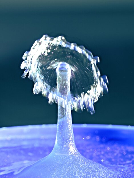 Foto primer plano de salpicaduras de agua contra un fondo borroso