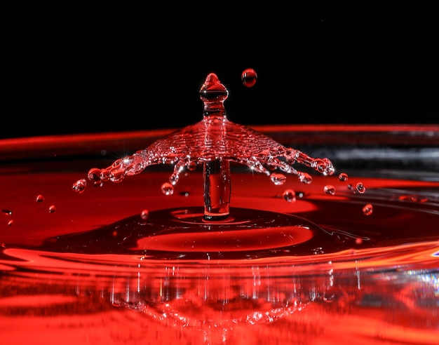 Foto primer plano de salpicaduras de agua contra un fondo negro