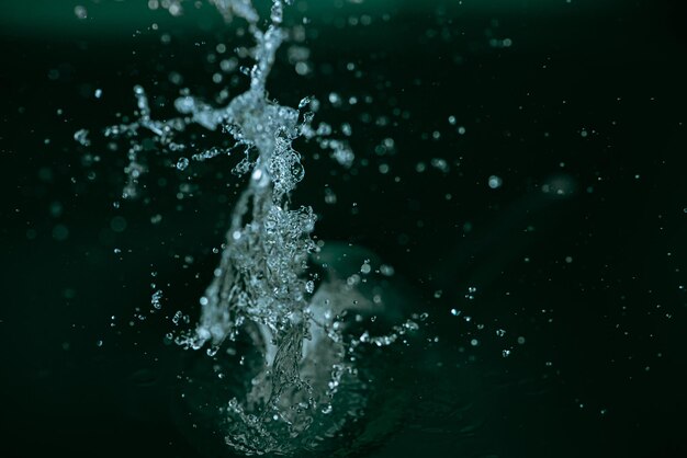 Foto primer plano de salpicaduras de agua contra un fondo negro