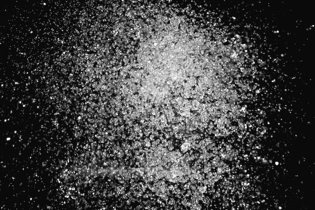 Primer plano de salpicaduras de agua contra un fondo negro