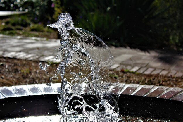 Foto primer plano de las salpicaduras de agua de la fuente