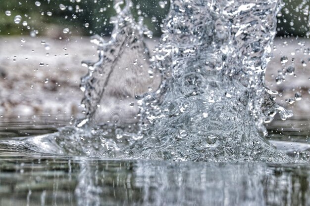 Primer plano de las salpicaduras de agua en la fuente