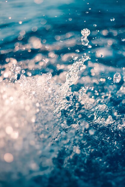 Foto primer plano de las salpicaduras de agua en el mar