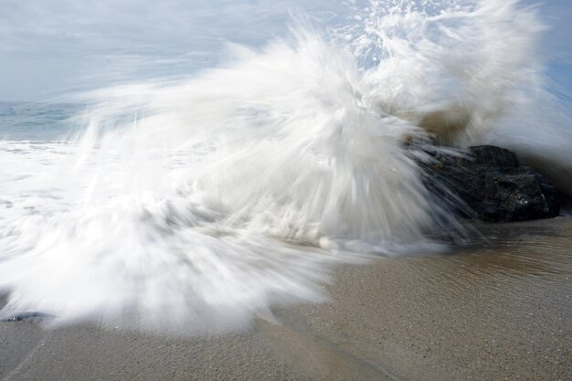 Foto primer plano de las salpicaduras de agua en la playa