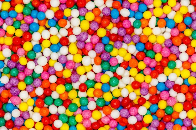 Primer plano de salpicaduras para bolas de dulces multicolores de fondo