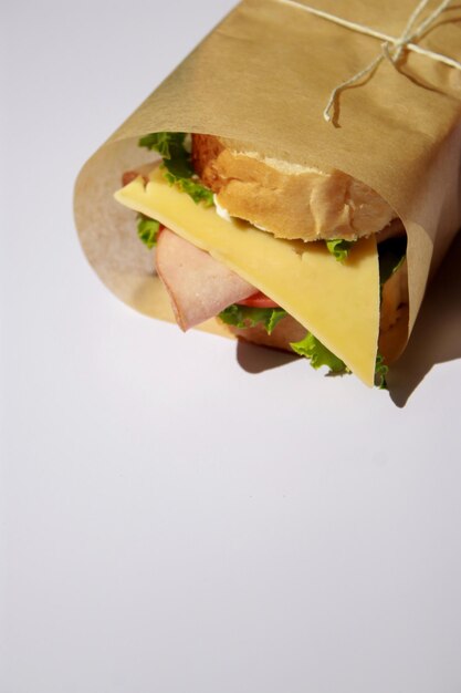 primer plano de sándwich con jamón y queso, fondo blanco