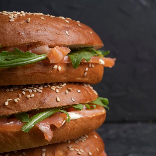 Primer plano de un sándwich con salmón