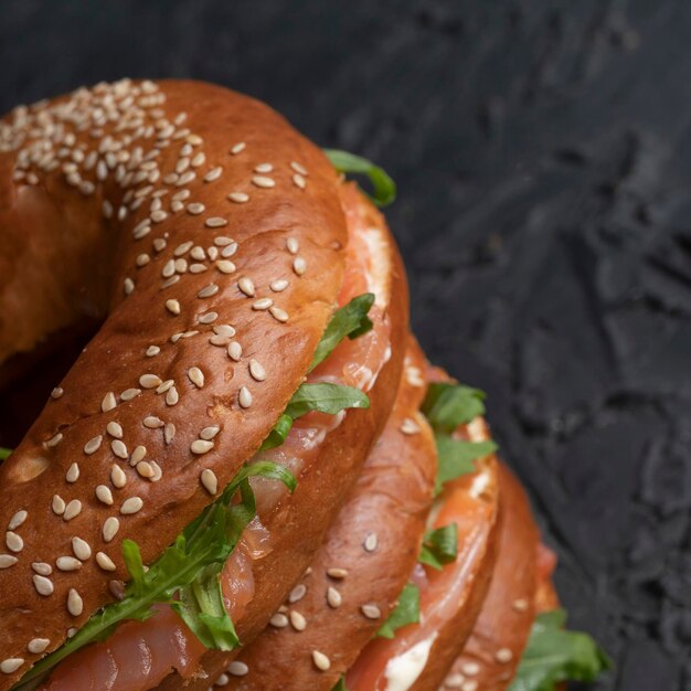 Primer plano de un sándwich con salmón