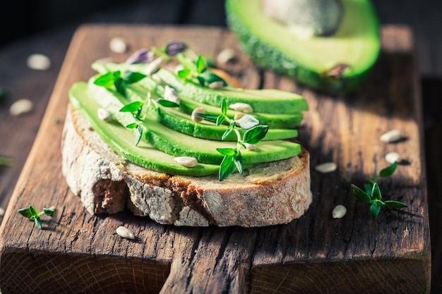 Primer plano de un sándwich con semillas de aguacate y hierbas