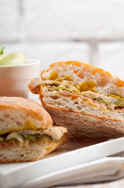 Primer plano de un sándwich servido en un plato