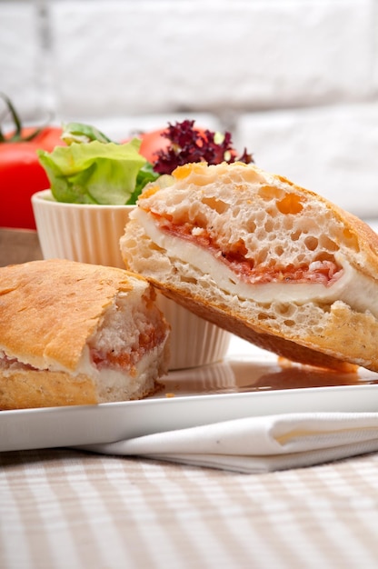 Primer plano de un sándwich con verduras servido en un plato