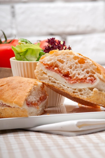 Primer plano de un sándwich con verduras servido en un plato