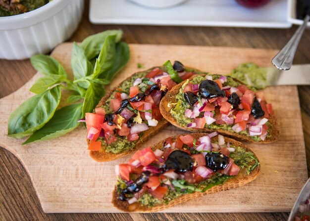 Foto primer plano de sándwiches en la tabla de cortar