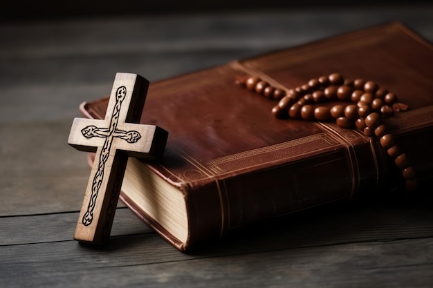 Primer plano de una santa Biblia y una cruz cristiana en una mesa de madera Feliz Viernes Santo o concepto de religión