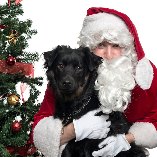 Primer plano de Santa Claus sosteniendo un perro aislado en blanco