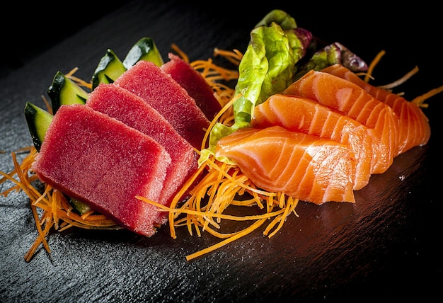 Primer plano de sashimi en un plato de madera