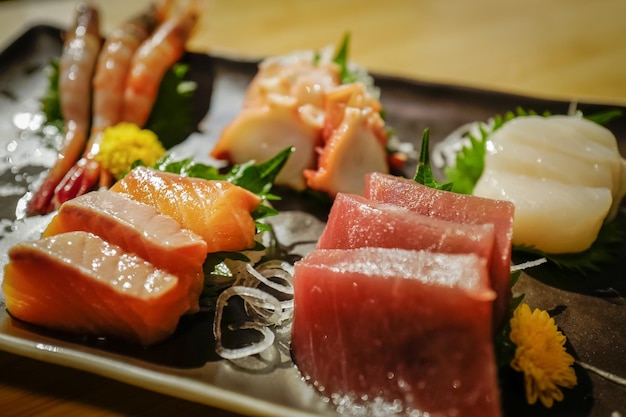Primer plano de sashimi servido en un plato