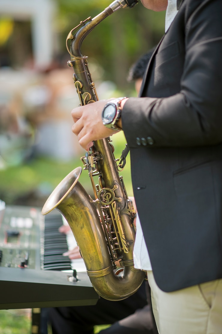 Foto primer plano de saxofón en ceremonia de boda