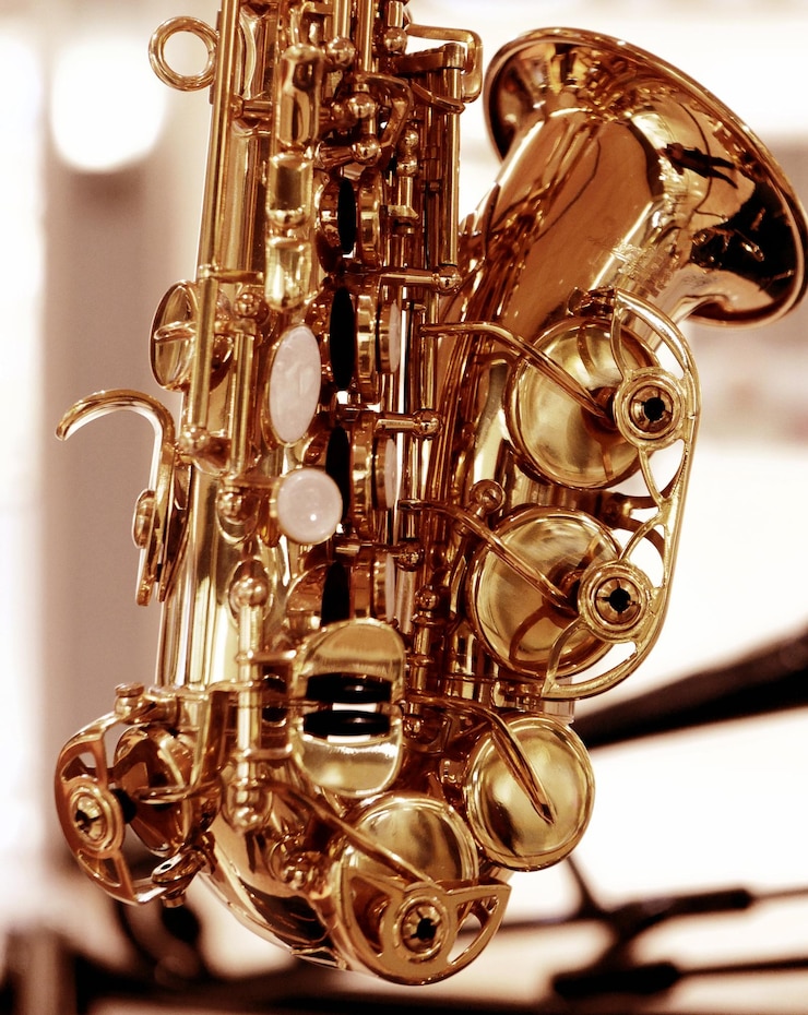 Foto primer plano del saxofón dorado