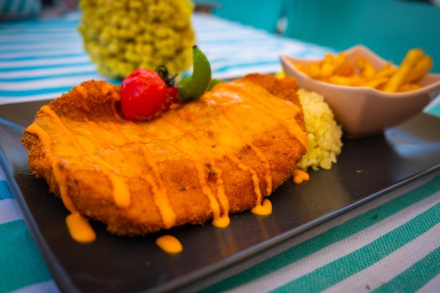 Foto primer plano de la schnitzel servida en un plato sobre la mesa